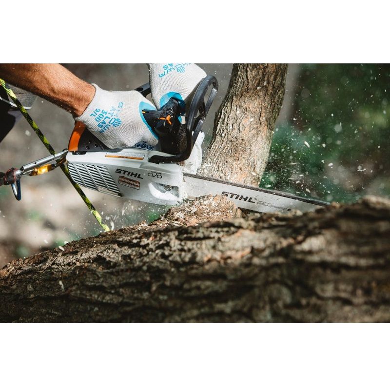 Моторен трион STIHL MS 194 T, 31.8 см&sup3;, 30 см, 1.9 к.с. + Масло за верига ForestPlus, 1 л.